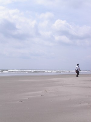 浜を歩く